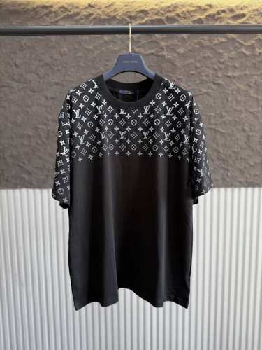 款号V003 Louis Vuitton 渐变圆领老花图案星空渐变元素 酷炫时尚高品质织精梳棉织造而成 舒适与质感并存 定制双纱260克面料 宽松版型 男女均可