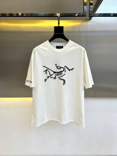 始祖鸟 2025春夏全新系列单品上线 非常时髦前卫的一款男女同款短袖T恤 醒目的Logo图案修饰 区别于以往的不同 宣示品牌传承多年的设计理念 其吸睛度完全不亚