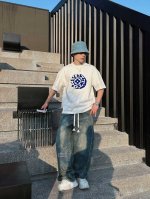 25Ss Lv pharrell Wiliams菲董携手 Nigo 联名系列圆领短袖T恤，选用330克双纱平织棉面料打造。立体植绒工艺 螺纹针织领口。男女同款