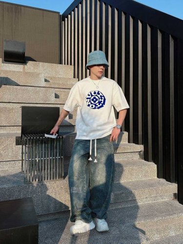 25Ss Lv pharrell Wiliams菲董携手 Nigo 联名系列圆领短袖T恤，选用330克双纱平织棉面料打造。立体植绒工艺 螺纹针织领口。男女同款