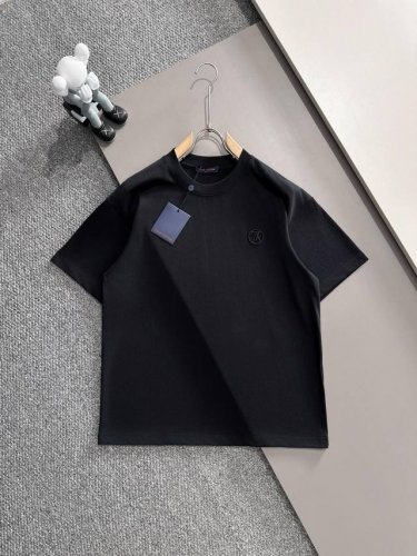 Louis Vuitton* 2025春夏款上新 原高版本 驴家Lv 面料采用270克高密度纯棉 不变形 不缩水 工艺介绍：双线走位 领口＋胸前进口万针精密梵文
