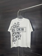 款号 He244 dior-迪奥胸前星星字母印花Logo圆领短袖 面料采用280克双股双纱纯棉面料 手感舒适柔软 上身舒适透气 领口采用同缸同色罗纹 不紧绷 不
