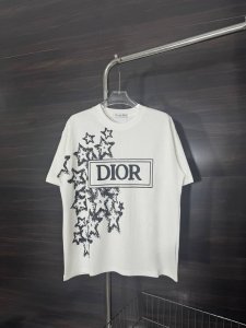 款号 He244 dior-迪奥胸前星星字母印花Logo圆领短袖 面料采用280克双股双纱纯棉面料 手感舒适柔软 上身舒适透气 领口采用同缸同色罗纹 不紧绷 不