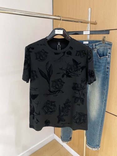 迪奥25Ss春夏 新品 定制蚕丝面料丝滑透气！时尚经典圆领短袖时尚单品设计，更加时尚舒适，高标准定制，上身非常有型，胸前品牌经典Logo 图案 客供辅料，客供进