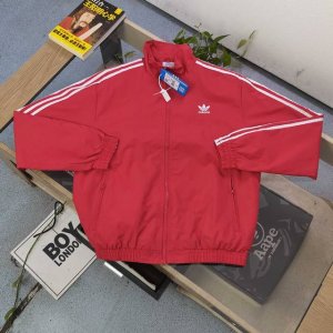 款号：Dg0407 2025新款Adidas阿迪达斯经典三道杠莲花刺绣Logo休闲情侣立领夹克外套，采用爽滑亲肤梭织面料，面料厚实立体感更强，体感更舒服，定位裁