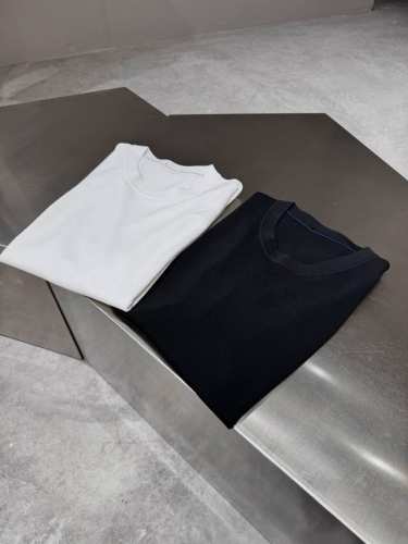 品牌：Burbe*Ry巴宝*莉 价格P： 颜色：黑色 白色 尺码：M-3Xl 介绍：2025春夏新款男士针织短袖Polo。精工细作，别具匠心。桑蚕丝面料的单品近