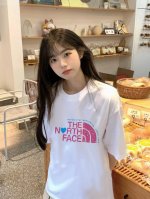 tnf北面最新款爱心印花短袖T恤 男女同款情侣推荐 采用260克定制精梳棉，三针五线做工，领口包包边条 舒适透气柔软又亲肤 上身显瘦挑高小哥小姐姐绝对是你衣橱