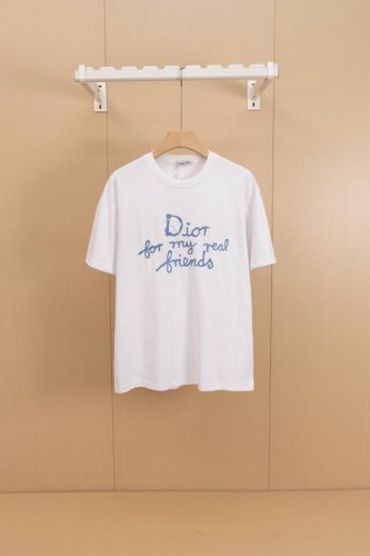挂拍图 对版刺绣 Dior迪奥 刺绣字母短袖T恤 官网一致 *定制280克全棉面料，面料柔软，亲肤舒适 *前幅刺绣Cd字母标识 *非常简约大气的一款 无论是上身