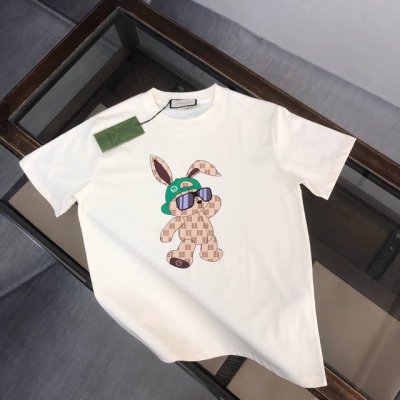 Gucci 夏季新款圆领短袖T恤 高端纯棉面料 手感质感都极完美 修身裁剪设计干净利落 时尚又好看 走线做工非常精致 版型效果超赞 而且透气性能超强 任何年龄阶