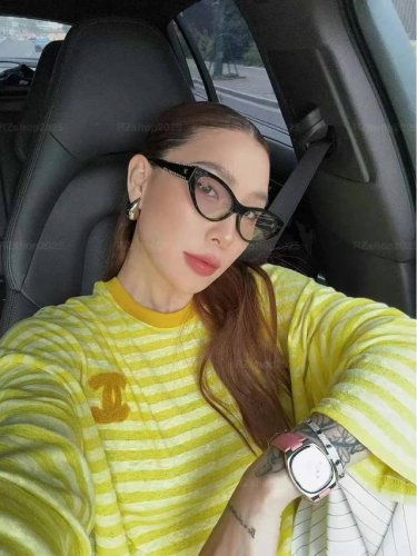 上新 Chanel香奈儿新款毛巾刺绣柠檬黄防晒条纹长袖 太适合这个夏天穿了嘎嘎好看不会闷！！ 非常宝藏的单品 防晒显白效果也是满分 字母刺绣Logo绝美 高级感