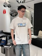 巴宝莉。印花款。2025春夏新品时尚圆领短袖高级定制百搭款式！更有实用感 任何人都可以轻松驾驭 采用95%棉+5%天丝面料制作，手感非常奈斯，不起球，不变形，奢