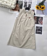 Miumiu新款无袖连衣裙 翻领拉链设计 单穿 内里穿搭配打底也可以上身减龄又显瘦 满满的优雅少女感胸前字母标志 完美版型轻松搭配不挑人 A字版版型正面侧面都超
