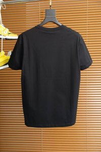 范思哲-25春夏新品数码印花标识短袖T恤 正面胸前饰有品牌拼色标识短袖T恤 彰显品牌的独有设计 定制80支双股丝光棉面料 黑色 白色 M Xxxl