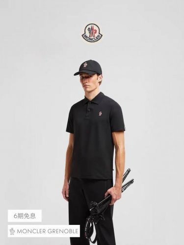 Moncler盟可、官网同步25 春夏新品 男士标识贴片短袖polo。这款珠地polo衫是日常基础款单品，无论是在都市还是山间皆可轻松穿着。搭配按扣开合设计，便