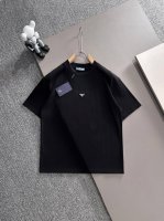 prada* 2025春夏款上新 原高版本 普拉达 面料采用270克高密度纯棉 不变形 不缩水 工艺介绍：双线走位 领口正中采用Prada高档皮表五金+凹凸压胶