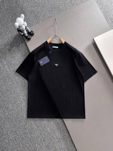 prada* 2025春夏款上新 原高版本 普拉达 面料采用270克高密度纯棉 不变形 不缩水 工艺介绍：双线走位 领口正中采用Prada高档皮表五金+凹凸压胶