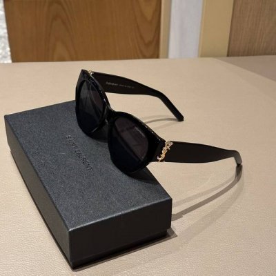 御姐必备！ Ysl 黑金墨镜～遮脸效果绝了 许多时尚博主又入手的一副 简约黑框沉稳大气，修饰脸型很棒 侧面金色 Ysl Logo 立体而有质感 通勤又时髦，气质