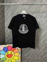 款号 G88 蒙口刺绣图标小标贴布圆领短袖 Moncler官网Zp同步新款T恤 面料采用32支双纱2 克高克重纯棉面料 同缸定织定染原版同色螺纹 进口机器万针饱
