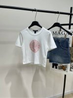 Lv粉色印章短款T ，面料：棉+氨纶 颜色：白色 Louis25春夏新款 重工字母工艺圆领短袖T恤出货 定制印花图案字母工艺呼应 时髦且洋气 最新25春夏限定系