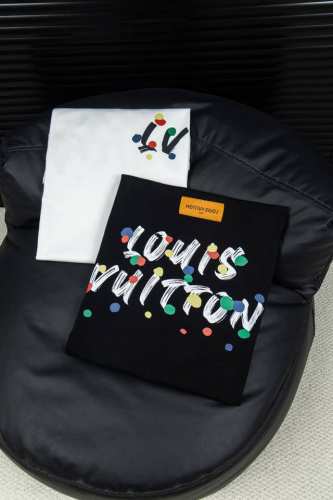 实拍图 顶级版本-款号W19 Louis Vuitton 路易威登彩色字母Logo印花短袖 胸前品牌字母印花后背Logo大牌感十足 高端大气完美演绎 经典圆领不
