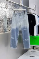 miu 2025新品，原单牛仔裤 原版重工打造，品牌经典Logo设计，三标齐全！原版五金辅料。专柜定制牛仔面料，完全对版专柜，欢迎专柜试穿后再购买，好货不怕比。