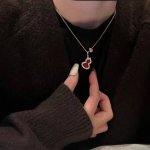 V金材质 高级贝母天然孔雀石麒麟中号双葫芦项链，高颜值 上身效果很赞 很百搭哦 镀厚金 真金质感一流的 八心八箭高碳钻 小而精致 戴出去就说是真金的 颜色 ：玫
