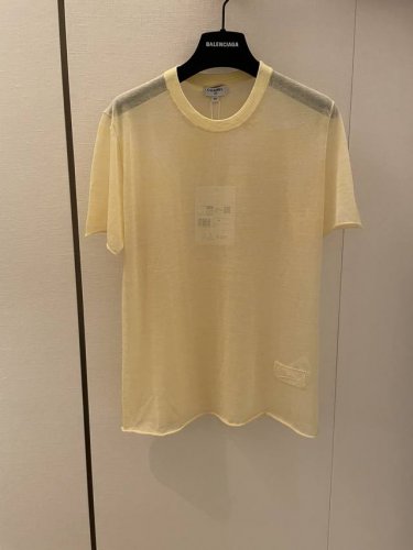 cc:25新款针织短袖 隔着屏幕都能感受的高级奢华感 上身妥妥的富家千金 定制针织棉混纺 肉眼可见的透气与凉爽 一点都不会闷热 四季可穿的百搭单品 尺码36 3