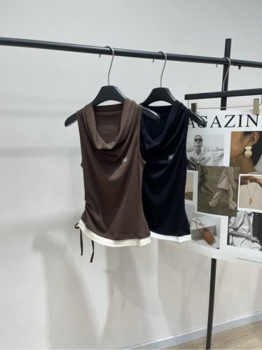 Ann蝴蝶刺绣堆堆领弹力背心 面料 棉+氨纶 颜色 咖色 黑色 2025春夏新款 全新蝶变蝴蝶刺绣Logo弹力小背心 多元素设计混搭 堆堆领随性慵懒 侧抽绳不规