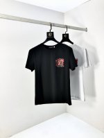 Lv。2025春夏新品时尚圆领短袖高级定制百搭款式！更有实用感 任何人都可以轻松驾驭 采用丝光面料制作，奢华经典品牌Logo设计，1F非常显档次懂货的必须入！版