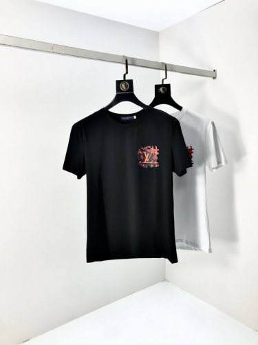 Lv。2025春夏新品时尚圆领短袖高级定制百搭款式！更有实用感 任何人都可以轻松驾驭 采用丝光面料制作，奢华经典品牌Logo设计，1F非常显档次懂货的必须入！版