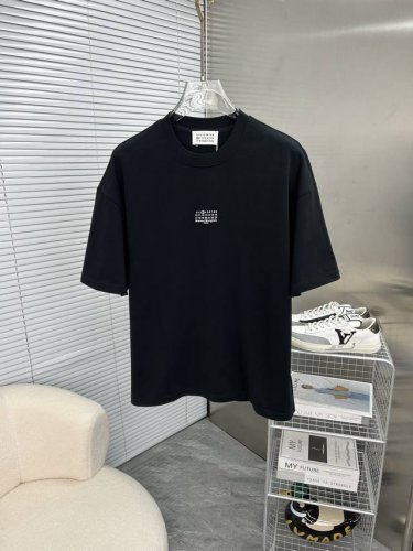 Mm6马吉拉 2025春夏新款高克重重磅圆领短袖出货啦 春夏出门必备款 定制高克重纯棉面料 搭配当下流行重工工艺 做工走线精细 面料上身舒适 三标齐全 超帅上身