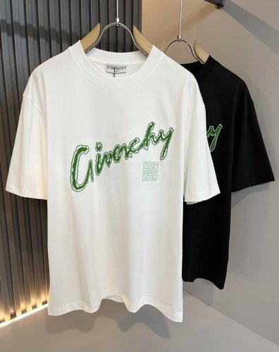 giv*Chy 纪*希2025春夏新款男女同款短袖T恤，主创时尚注入了全新时尚能量。通过探索各种题材和性感魅力，极具辨识度，引领全新街头时尚潮流。该款是G家独家