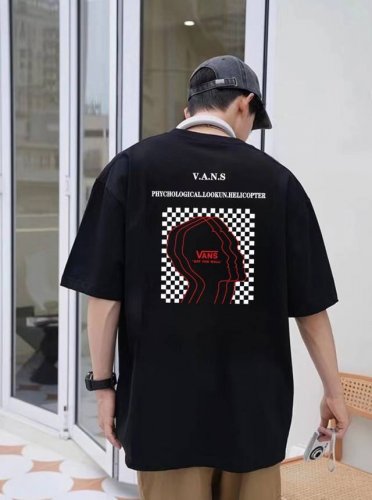 Vans人头棋盘格印花260克重磅纯棉短袖T恤简约圆领落肩短袖 此款采用260G重磅棉 亲肤舒适，透气凉爽加厚螺纹领 配以二本针走线 使得领子经久不变型，通肩压