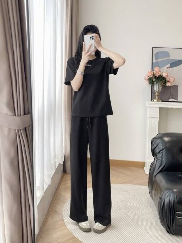 新款香奈儿两件套套装，采用醋酸棉面料柔软舒适，重工钉珠设计时尚简约风高品质！Smlxl
