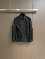 prada 2025Ss 尼龙三角标衬衣外套，用海洋塑料回收物提纯制成的Re-Nylon再生尼龙打造，防水防风抗皱性超高，防脱色涂层，工艺复杂，呈现运动着装设计