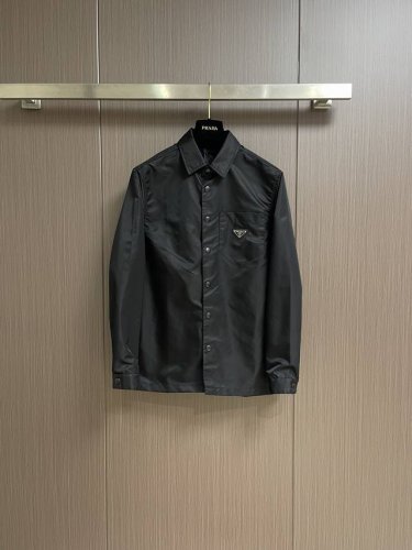 prada 2025Ss 尼龙三角标衬衣外套，用海洋塑料回收物提纯制成的Re-Nylon再生尼龙打造，防水防风抗皱性超高，防脱色涂层，工艺复杂，呈现运动着装设计