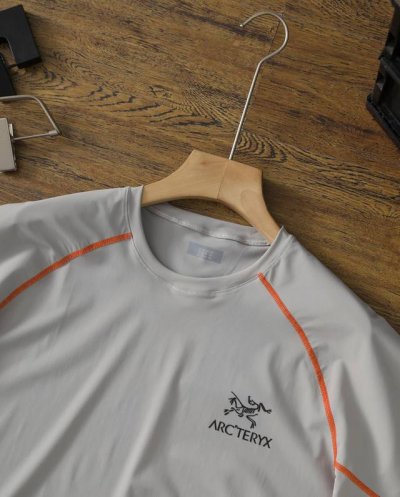 供 Arcterxy 始祖鸟夏季新款立体Logo明线撞色设计短袖户外速干透气 四针六线 压胶短袖T恤！ 吸湿透气 防晒短袖T恤 不惧汗湿 干爽随行 撞色蓬缝处理