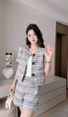 设计感优雅小香风上衣+短裤两件套 粗花呢面料质感高级 短外套配短裤 尽显利落优雅 撞色条纹设计 搭配精致纽扣 细节感拉满 轻松驾驭 魅力值爆棚 两色 Smlxl