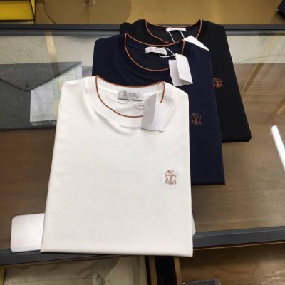 专柜新品 Bc 2025专柜新品强烈推荐！专柜经典款 精美Logo标志圆领短袖T恤 经典百搭款 简约标志刺绣的设计 合体的版型 领口微微贴合颈部 上身挺拔而更具