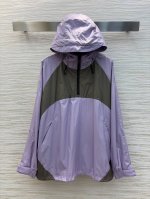 Into The Wild 胶囊系列 连帽撞色户外冲锋衣 户外与顶级面料的对撞 将科技性能与创新设计完美融合 兼具了实用性和舒适性 半拉链套头防风酷帅两不误 上