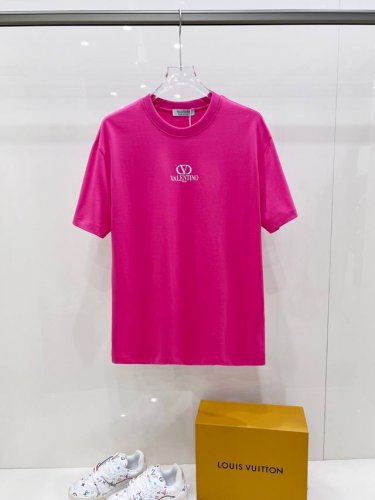 华伦天奴 独家爆款 2025春夏新款首发专柜最新款短袖圆领T恤 高端订制 品牌成衣定位印花工艺，高端定制丝光云朵棉面料.手感柔软.穿着舒适.专柜级别精致车线.做