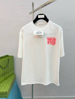高品质 Wang 25Ss经典配色T恤新品！！款式相当的青春活力，朝气澎湃！！新一季主打的小熊系列，采用一级印烫的高规格标准.色调过渡呈现的立体感很强，优选28