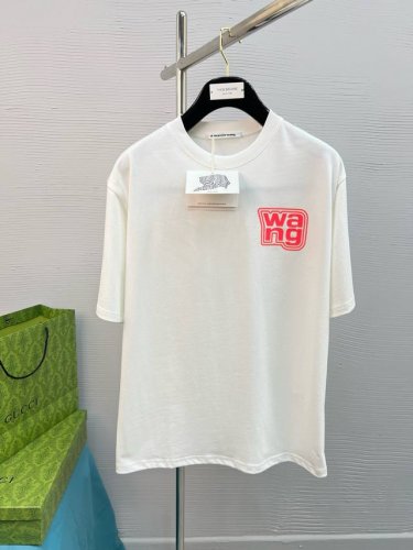 高品质 Wang 25Ss经典配色T恤新品！！款式相当的青春活力，朝气澎湃！！新一季主打的小熊系列，采用一级印烫的高规格标准.色调过渡呈现的立体感很强，优选28