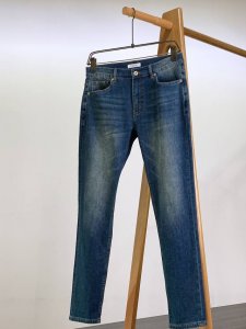 loewe 罗意威 2025Ss春夏新品 高级时装感 休闲洗水牛仔裤 面料很特殊 超细精仿棉纱混纺 超柔舒适感 具备牛仔随性感 ,休闲感 , 亦有轻松感 ,时尚
