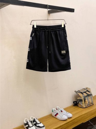 Dg 2025春夏新款男士休闲短裤 高端货简洁时尚大方 定制原版进口面料 简洁利落又清爽 品质做工细节经得起任何形式检验简约大方百搭款 上身优雅帅气，焕然一新的