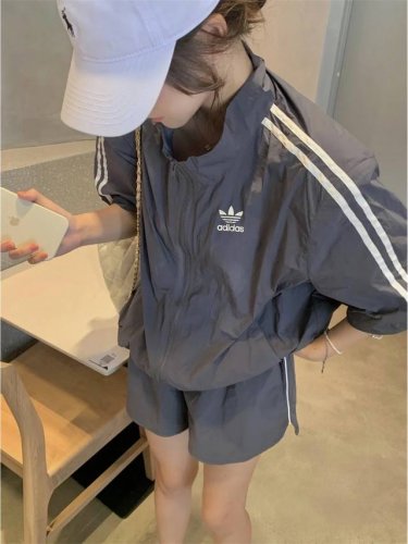 上新 一套 Adidas三叶草新款硅胶图案水泥灰防晒外套短裤套装 不可错过的高级灰显白的仪式感拉满 简单出门不费力穿搭 Chao显身材 ad重工硅胶图案 立体又
