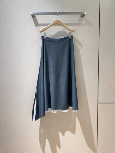 por*T*S 1961 2025新品~~ 知性西服半裙，系列出品 低调不张扬的中高腰半裙，灰色拼接白色内里，面料坠垂有质感侧边做到开叉工艺，版型立体剪裁有型，