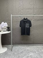 prada 255Ss 官方新款三角标口袋Polo衫T恤 定制丝光罗缎布 非纯棉面料 光滑细腻 舒适贴肤 标志性三角形徽标点缀胸前 彰显品牌的优雅与高贵 精致的