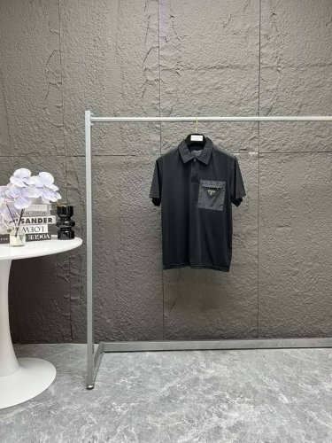 prada 255Ss 官方新款三角标口袋Polo衫T恤 定制丝光罗缎布 非纯棉面料 光滑细腻 舒适贴肤 标志性三角形徽标点缀胸前 彰显品牌的优雅与高贵 精致的