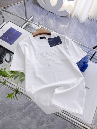 普拉达夏季新品，全新凹凸工艺，高定面料 玉蚕丝般的丝滑 时尚经典圆领短袖时尚单品设计，更加时尚舒适，高标准定制，上身非常有型，客供辅料，客供进口高档面料质感非常